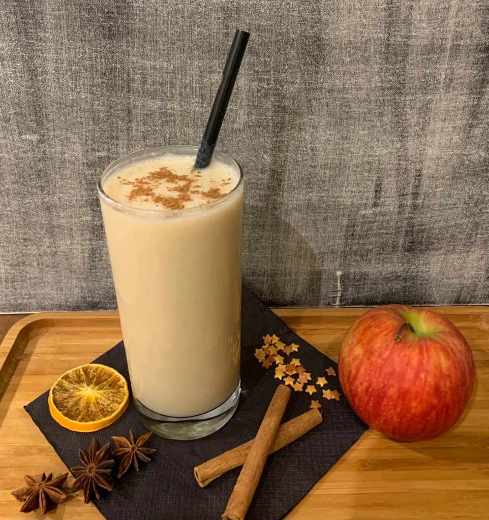 Shake mit Apfel, Zimtstangen und Zitronen