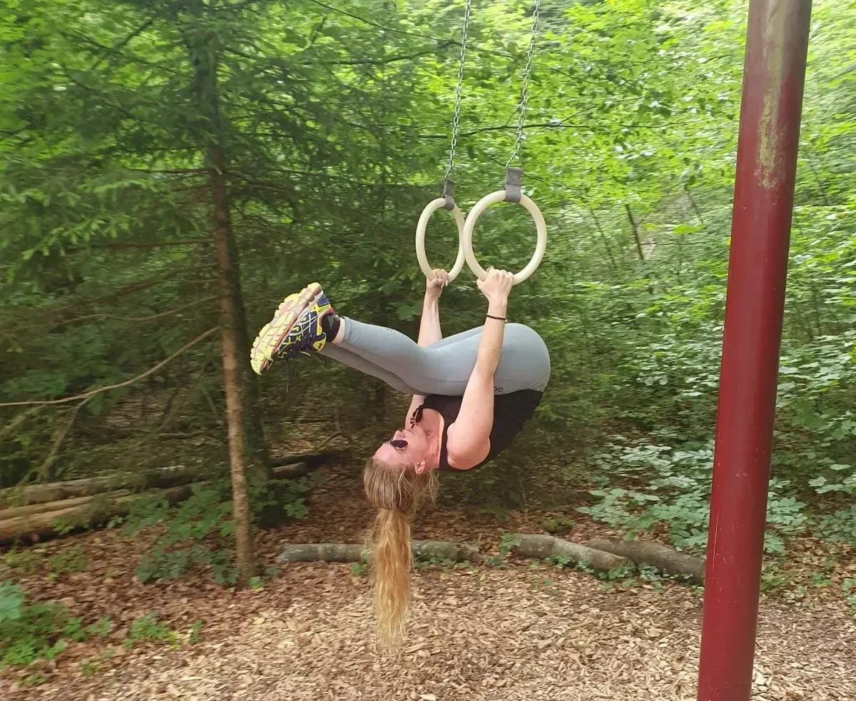 Turnen an Ringen in einem Vita Parcour